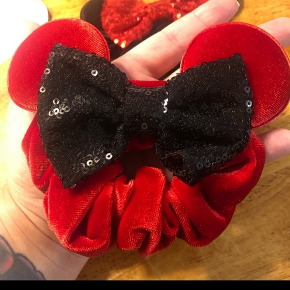 Minnie Mouse Ear velvet Scrunchies - Picture 2 of 5